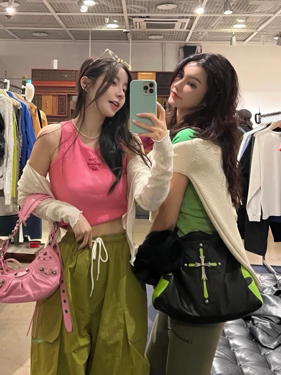 Логотип Chrome Hearts на кожаной вставке сумки