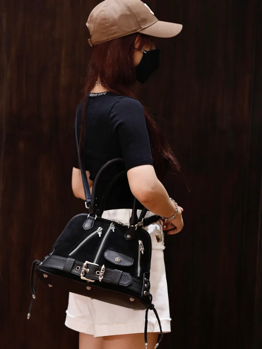 Фирменная серебряная фурнитура на сумке Chrome Hearts
