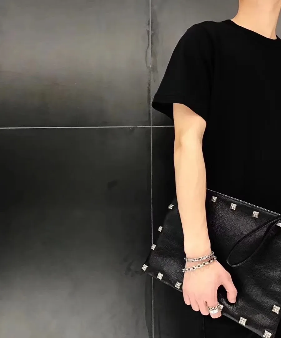 Боковой профиль кожаного клатча Chrome Hearts