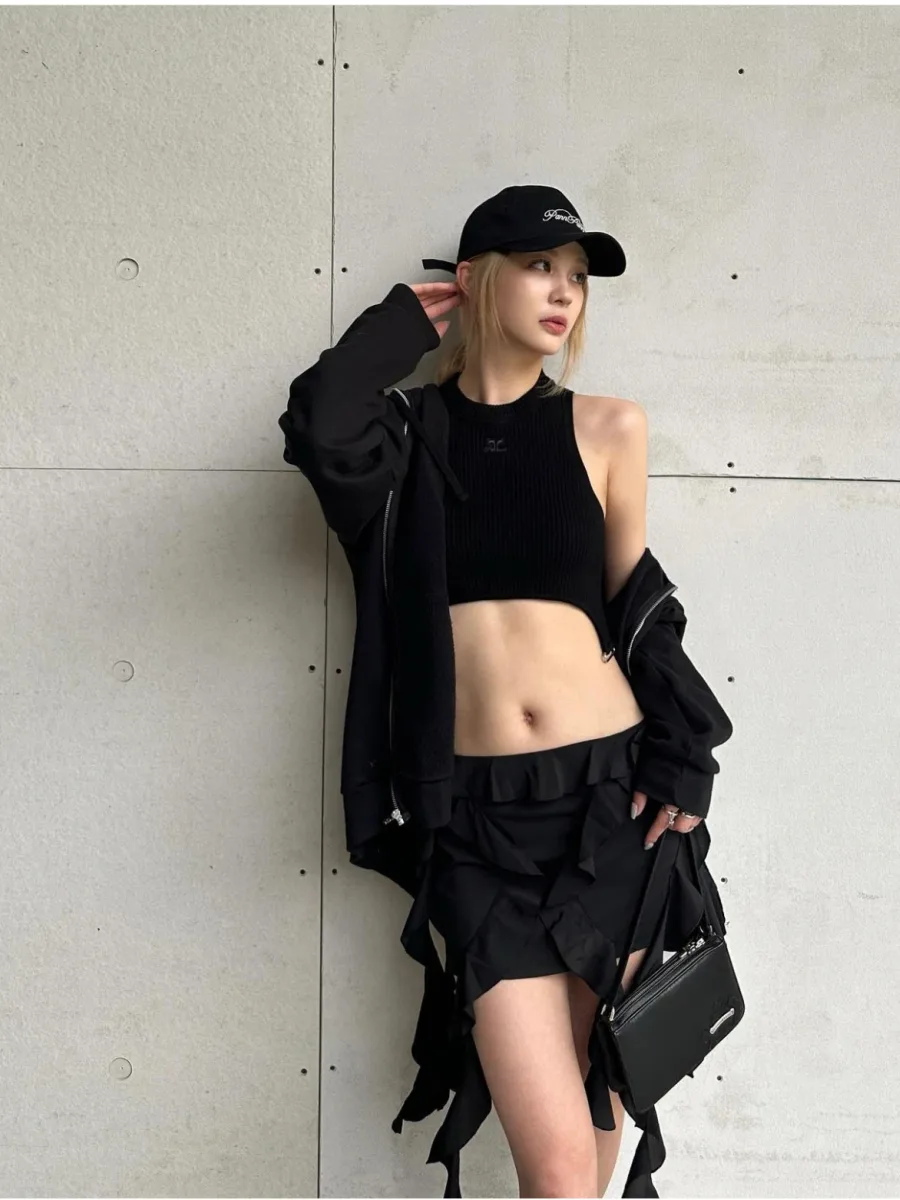 Нижняя часть черной сумки Chrome Hearts