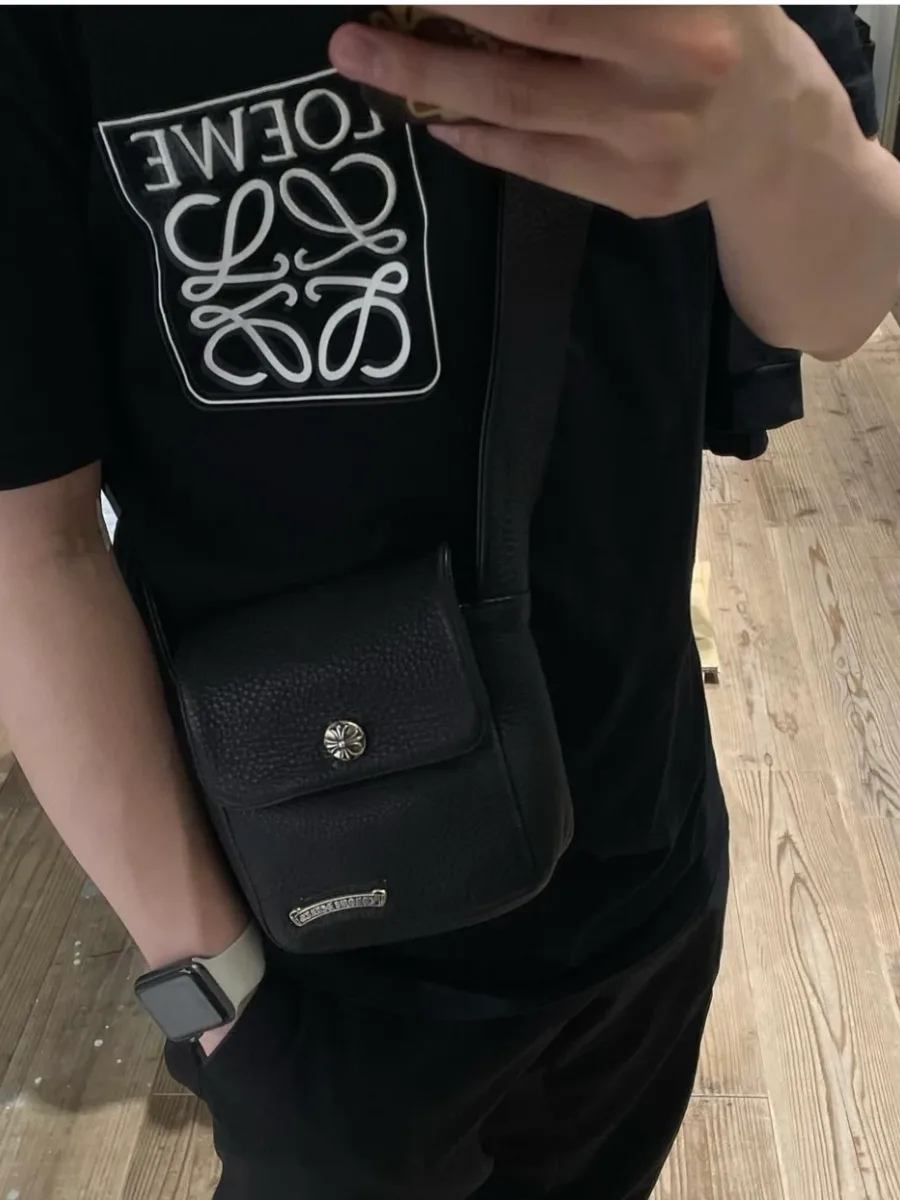 Боковой профиль кожаной сумки Chrome Hearts
