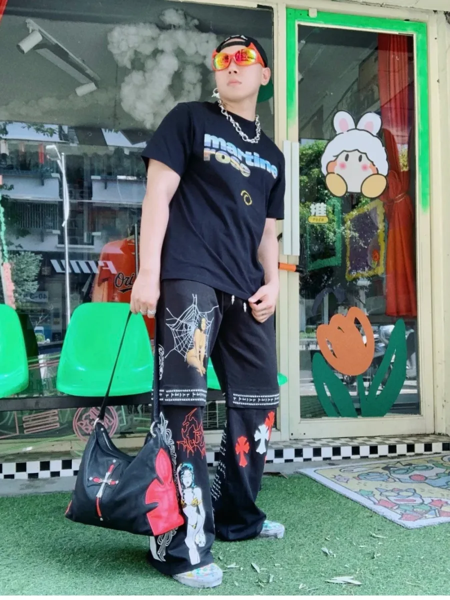 Вид сбоку на черную сумку Chrome Hearts K692