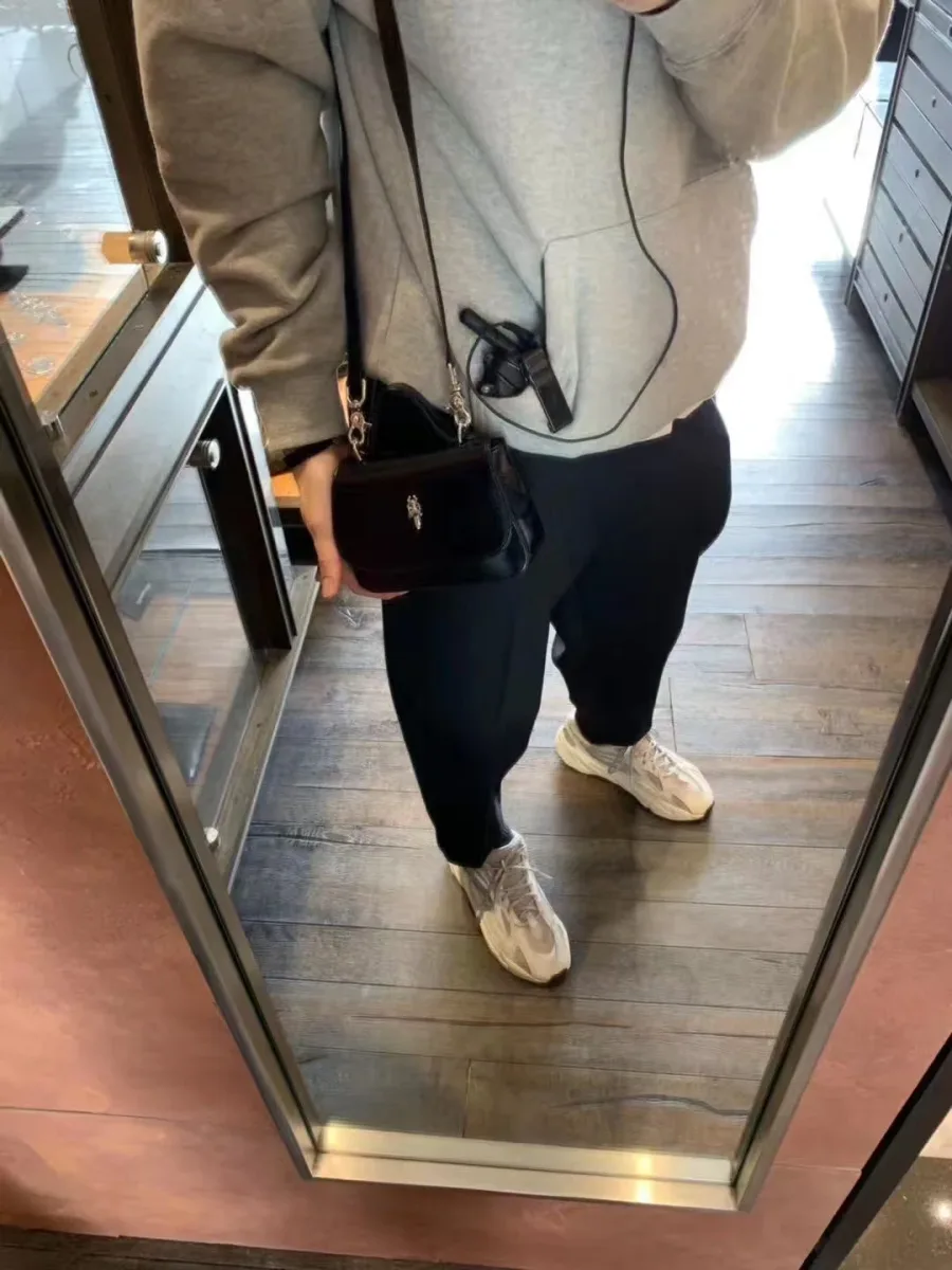 Серебряная фурнитура на сумке Chrome Hearts K677