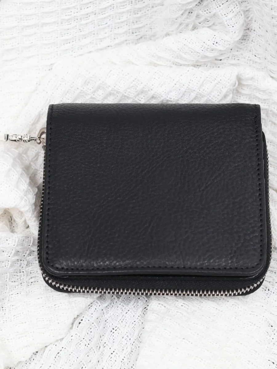 Вид спереди на черный кошелек Chrome Hearts