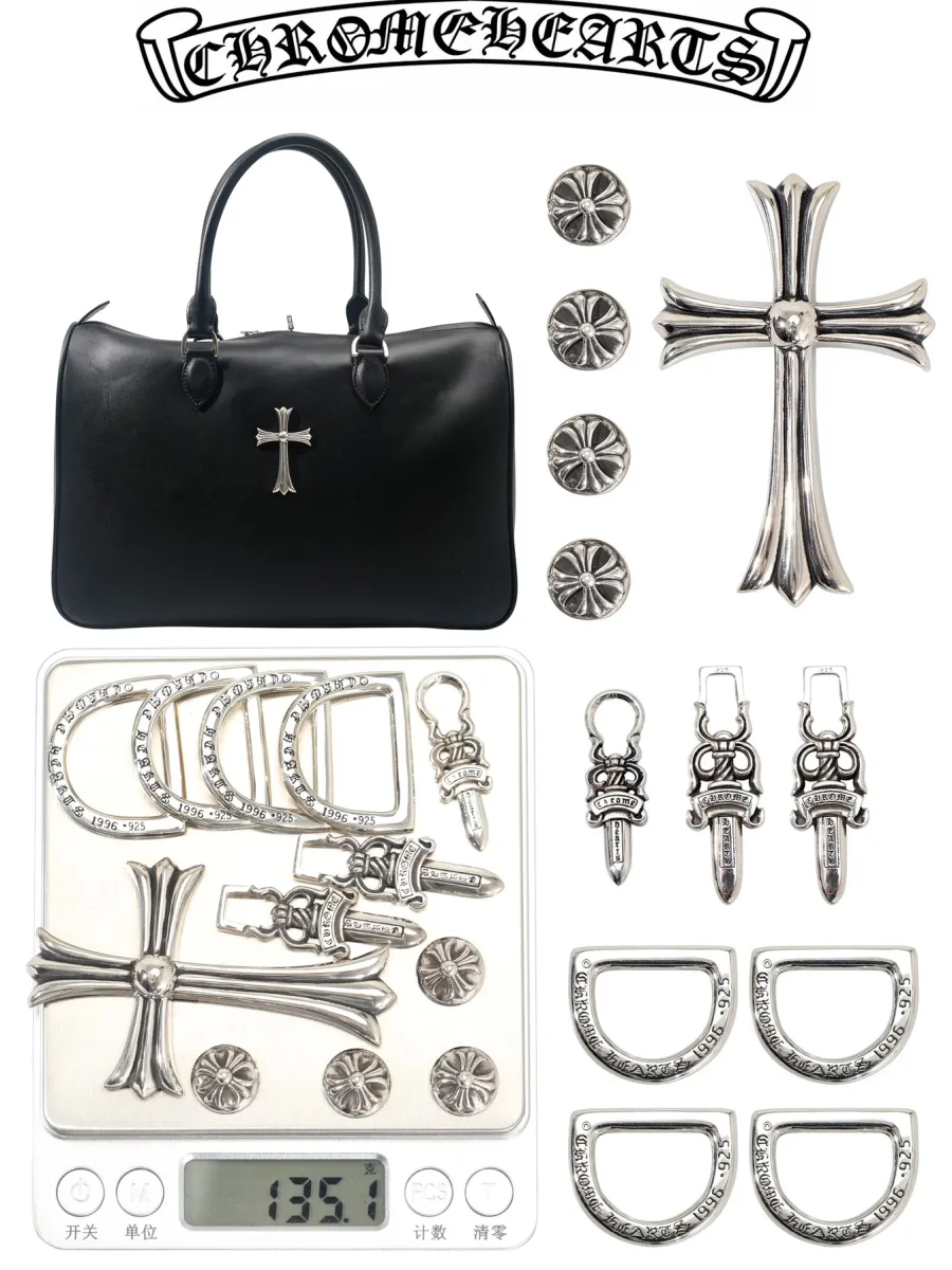 Вид сбоку черной кожаной сумки Chrome Hearts