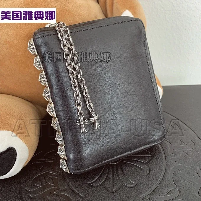 Серебряная гравировка Chrome Hearts на кожаном аксессуаре