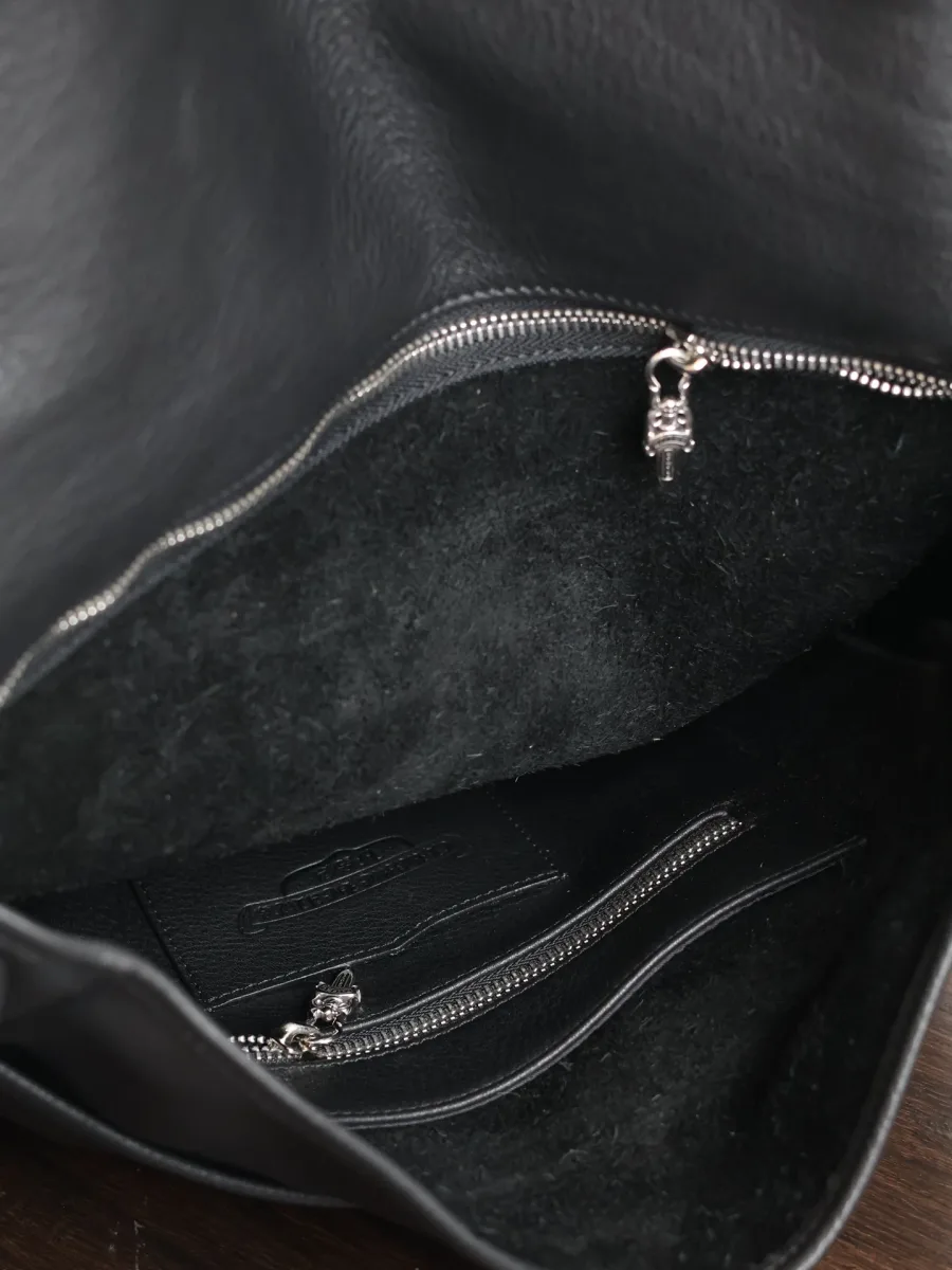 Крупный план серебряного логотипа Chrome Hearts