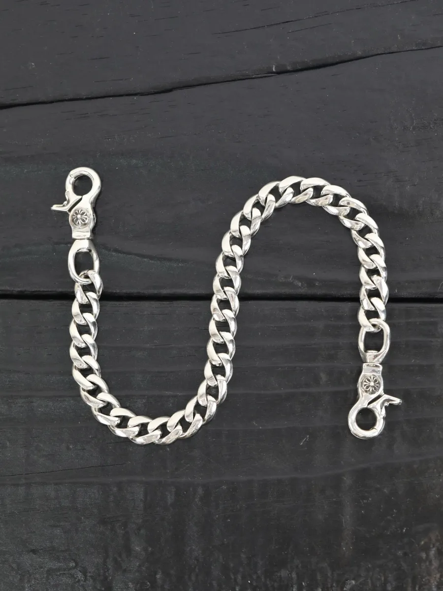 Серебряная поясная цепь Classic Wallet Chain с двумя карабинами на черном фоне