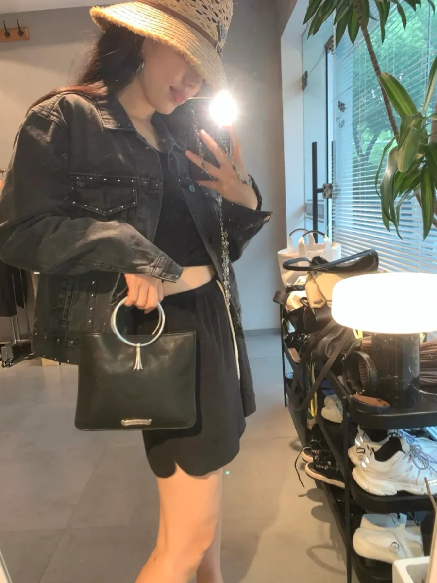 Крупный план логотипа Chrome Hearts на коже