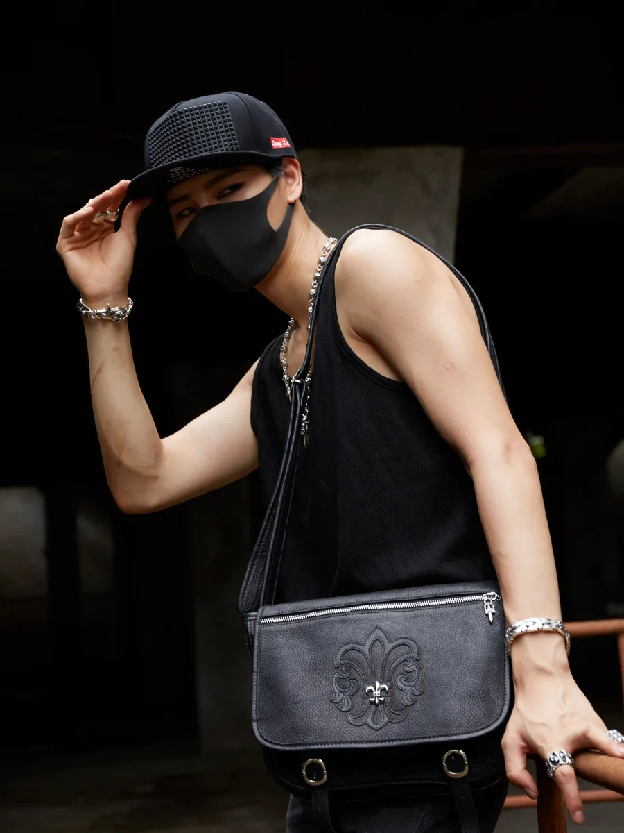 Внутренняя подкладка и логотип Chrome Hearts