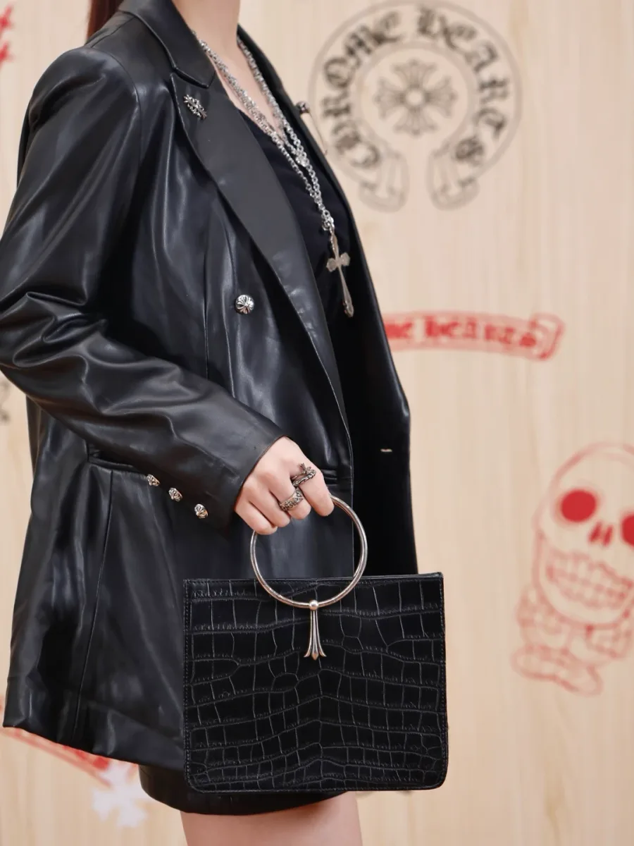 Фирменная серебряная фурнитура Chrome Hearts крупно