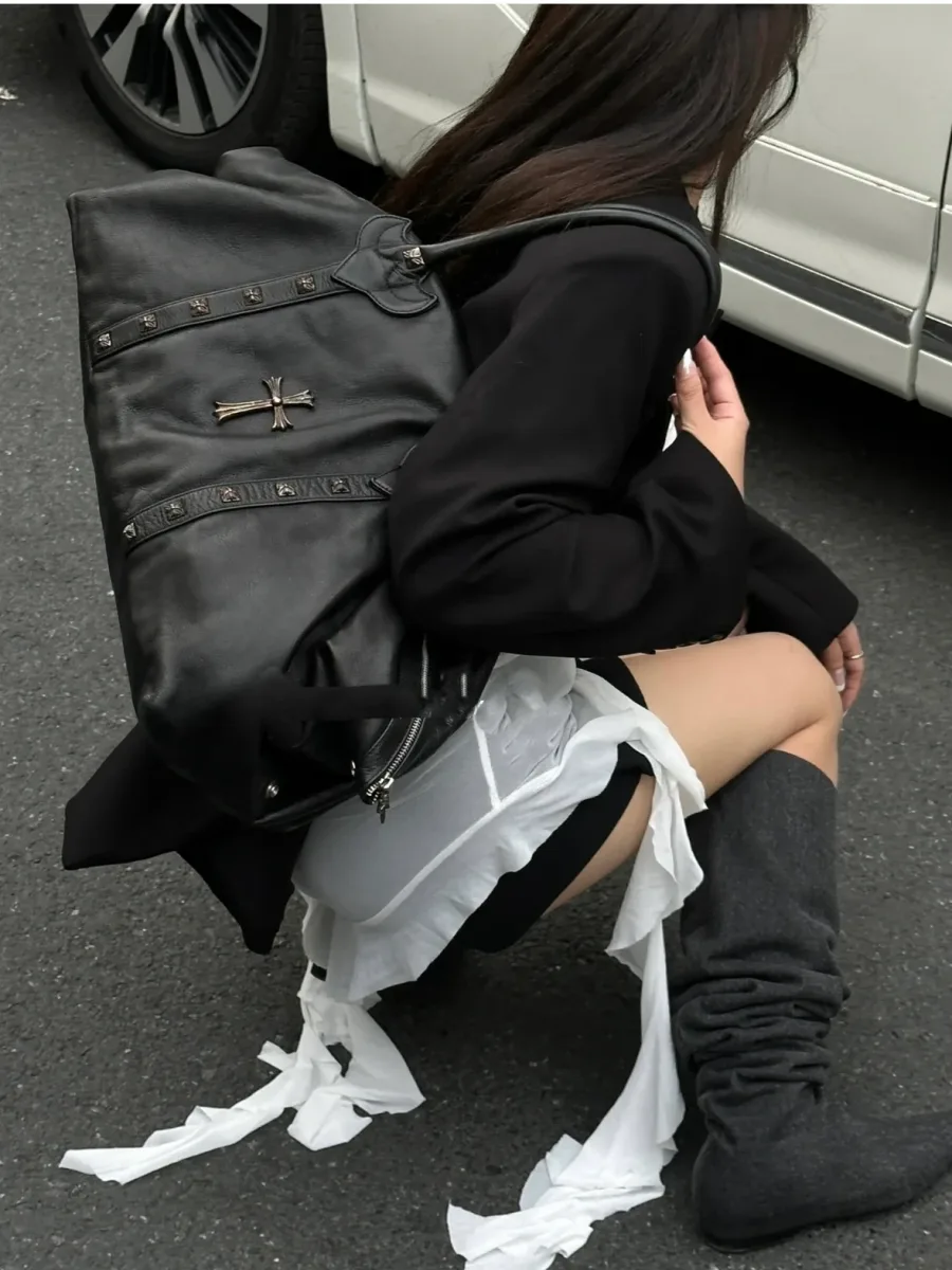Внутренняя отделка и подкладка сумки Chrome Hearts