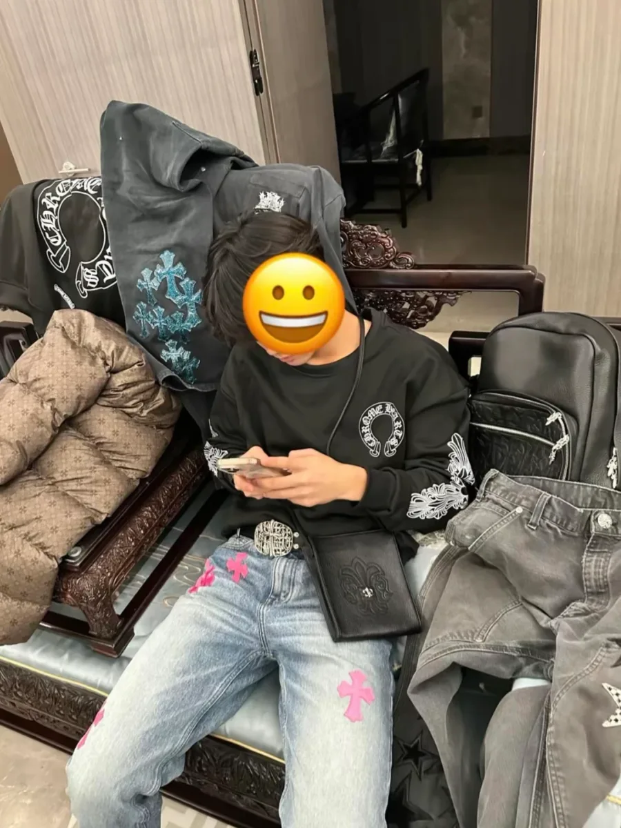Вид спереди на сумку с серебряной аппликацией