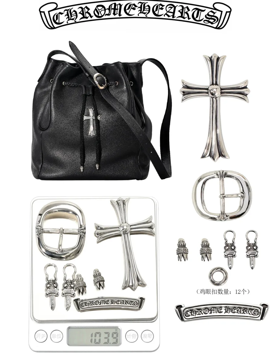 Вид спереди на кожаную сумку Chrome Hearts