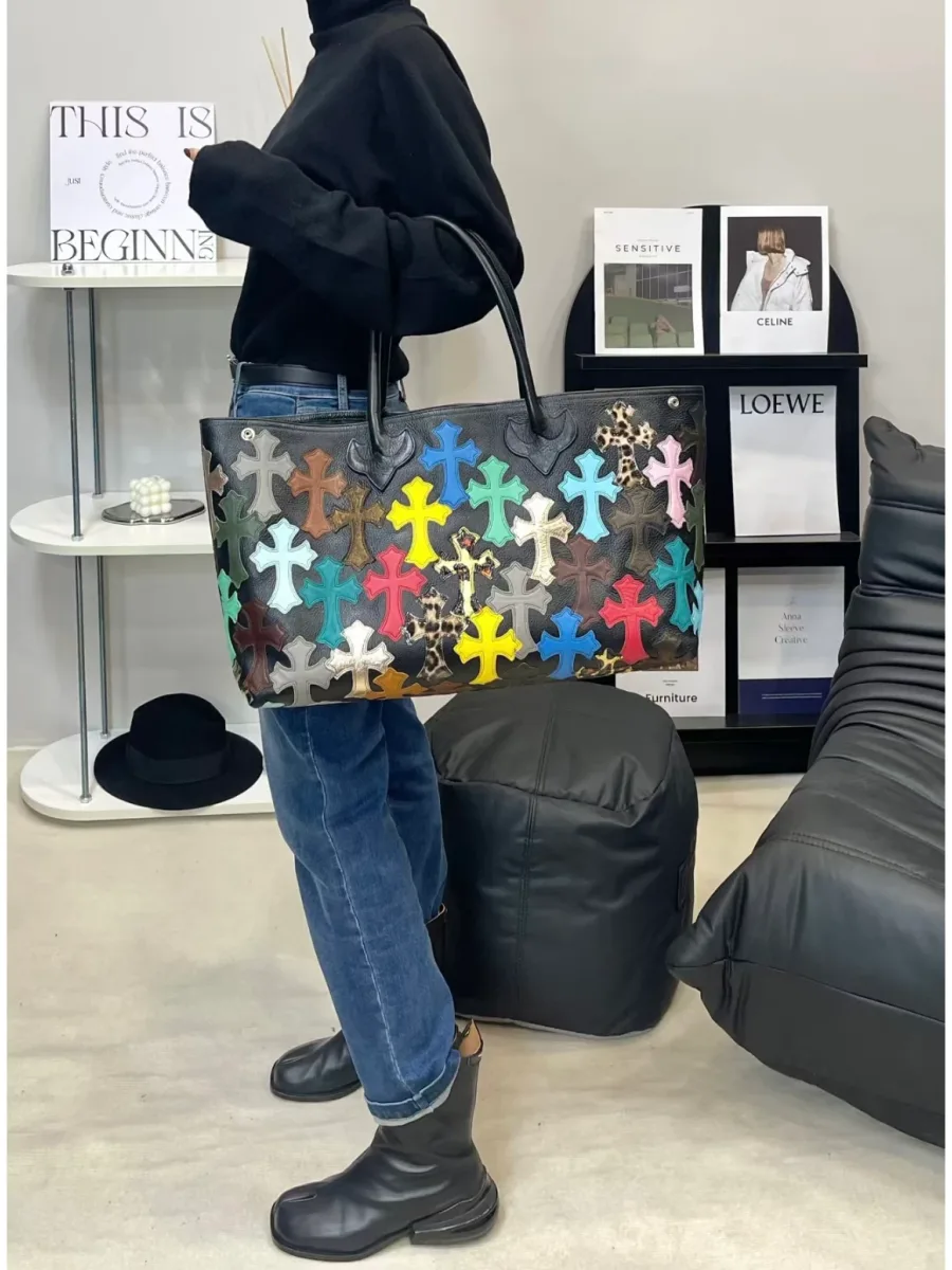 Вид сзади на текстильную сумку Chrome Hearts