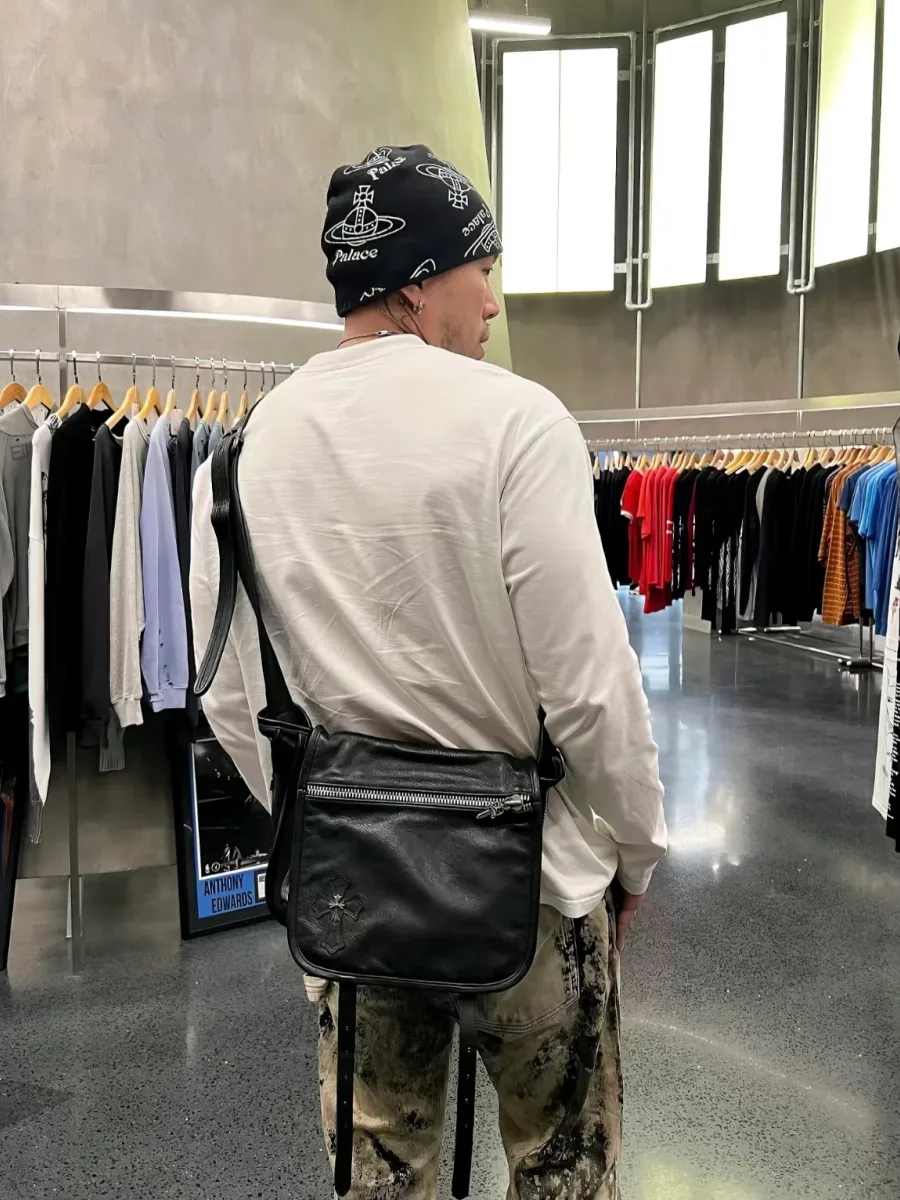 Сумка Chrome Hearts вид сбоку кожаная текстура
