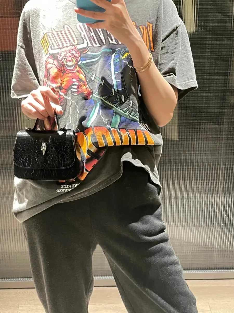 Боковой профиль черной кожаной сумки Chrome Hearts