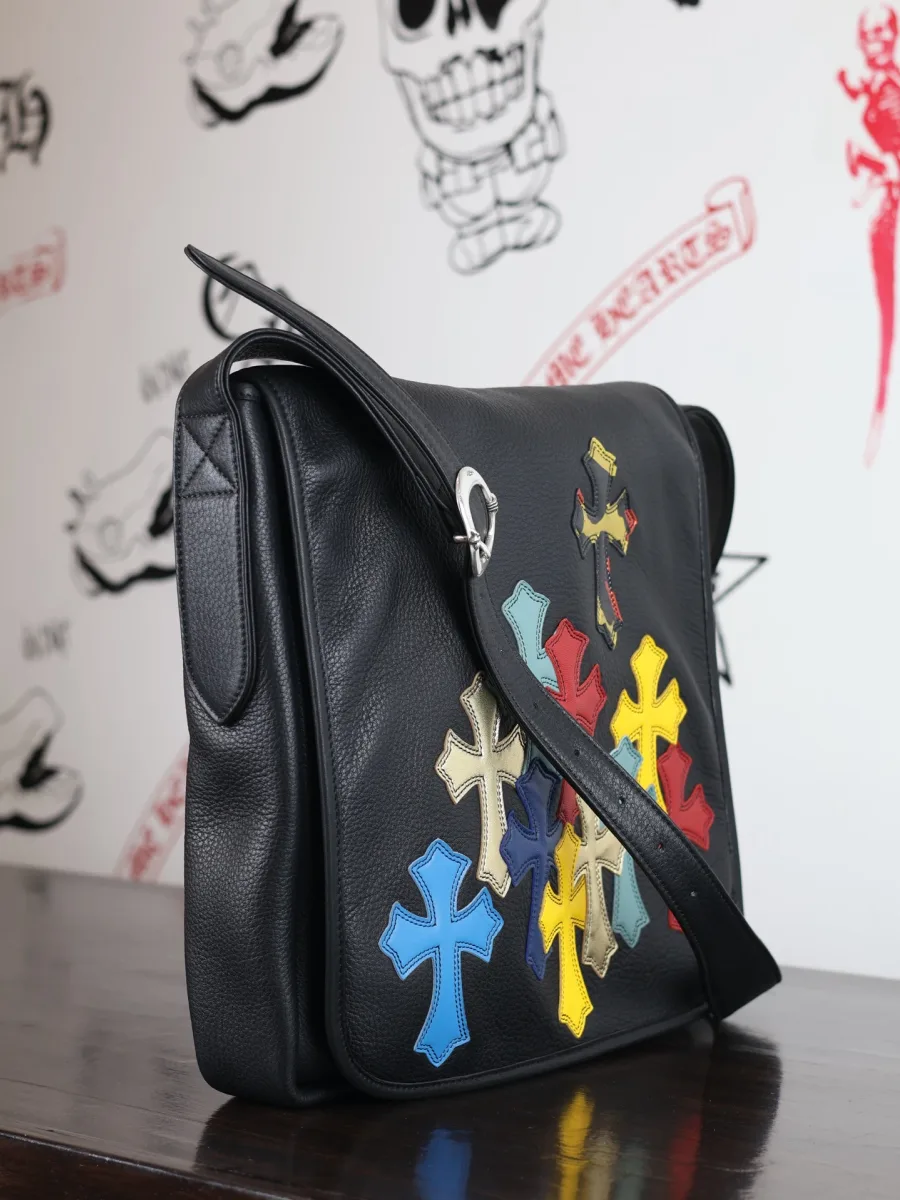 Боковой ракурс кожаной сумки Chrome Hearts