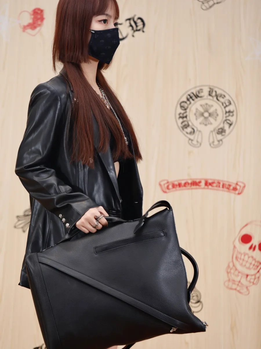 Внутреннее отделение рюкзака с логотипом Chrome Hearts