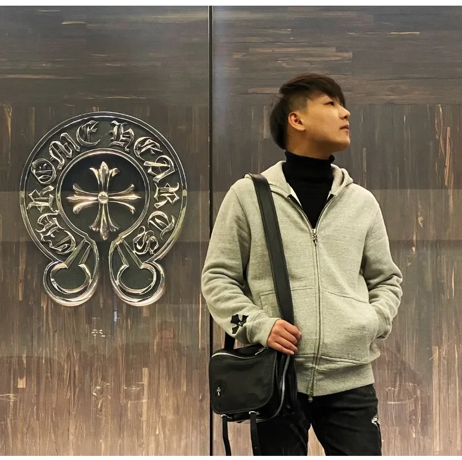 Задняя сторона черной кожаной сумки Chrome Hearts