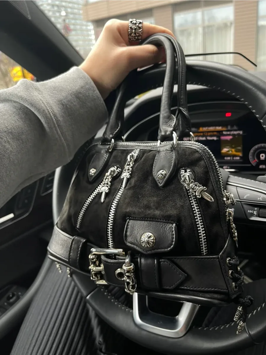 Текстура черной замши сумки Chrome Hearts