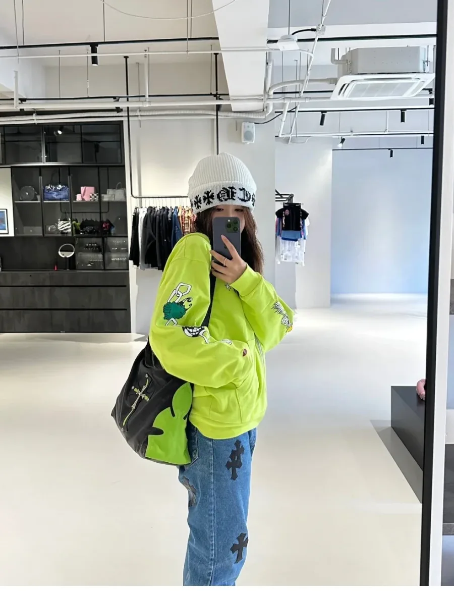 Вид сзади на черную сумку Chrome Hearts K692
