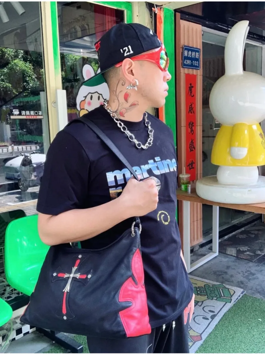 Задняя сторона кожаной сумки Chrome Hearts с прострочкой