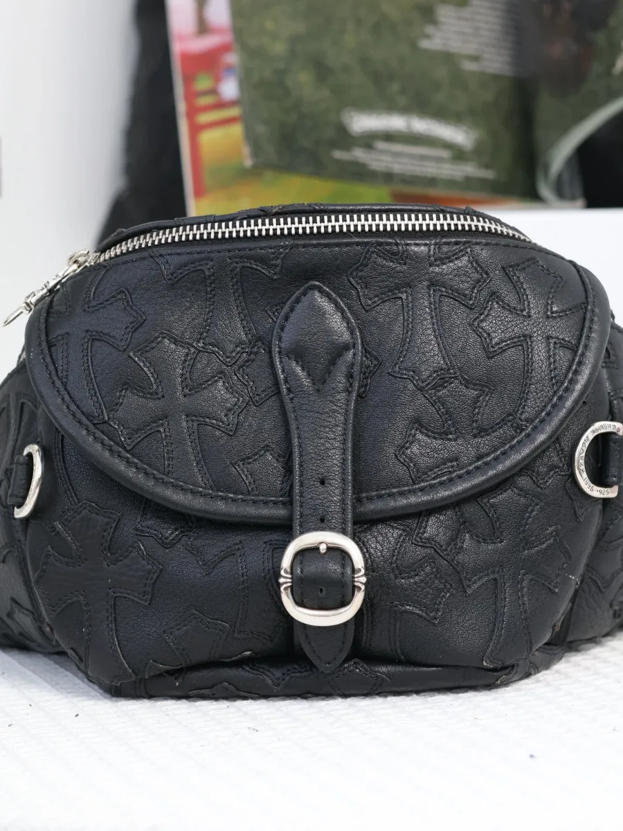 Кожаная поясная сумка Chrome Hearts с тиснением