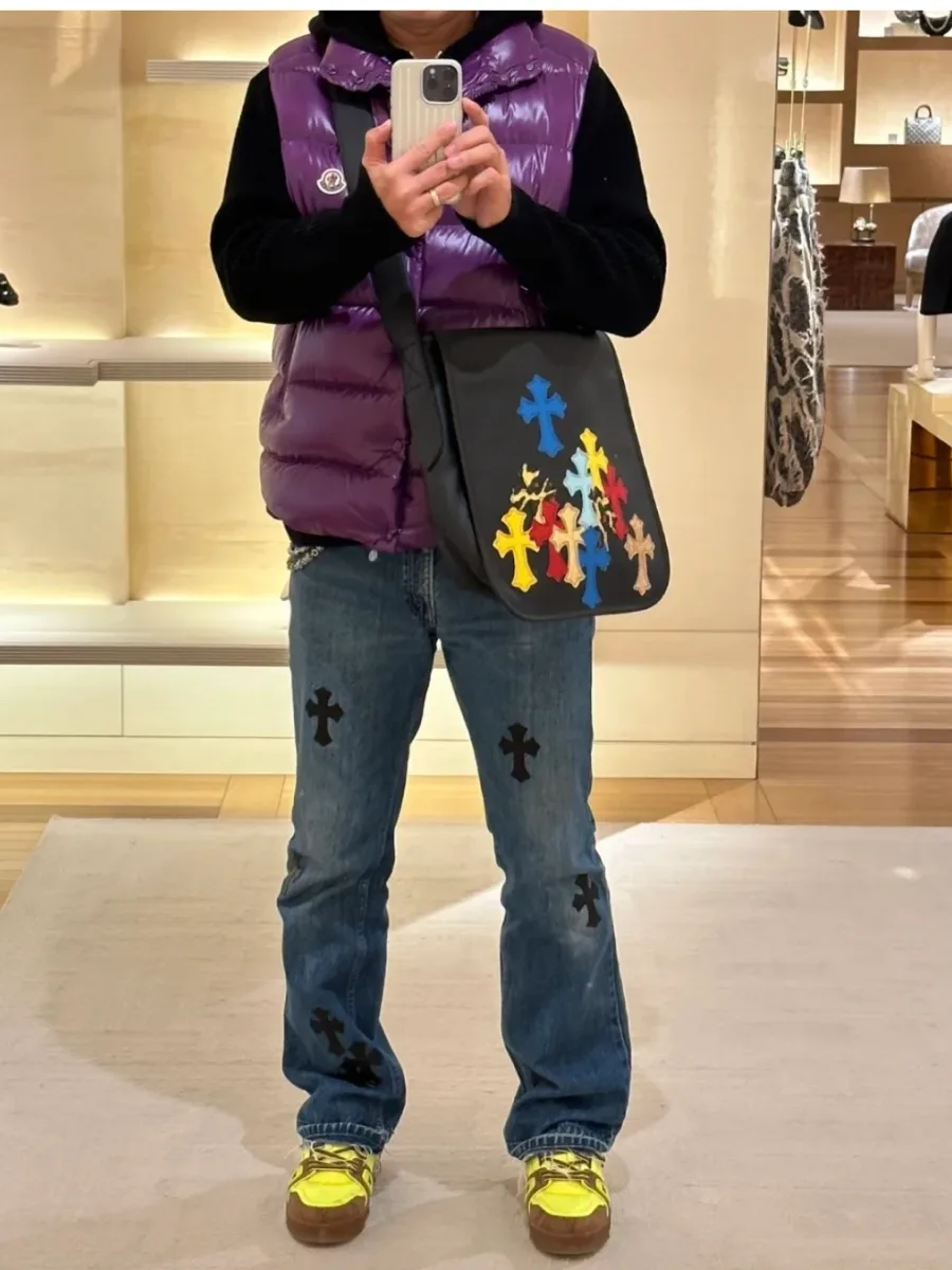 Крупный план декоративного серебряного креста Chrome Hearts