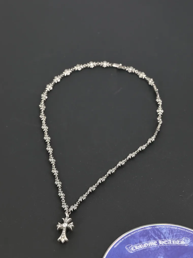 Chrome Hearts Колье Tiny E CH Plus с подвеской-крестом и бриллиантами