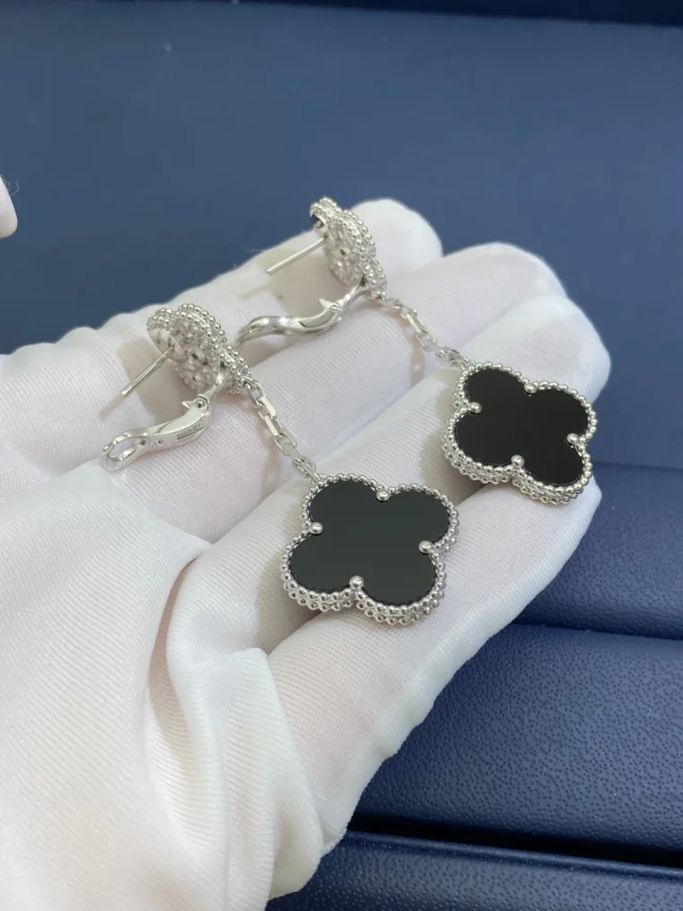 Van Cleef & Arpels Серьги-четырёхлистники из белого золота с чёрным ониксом