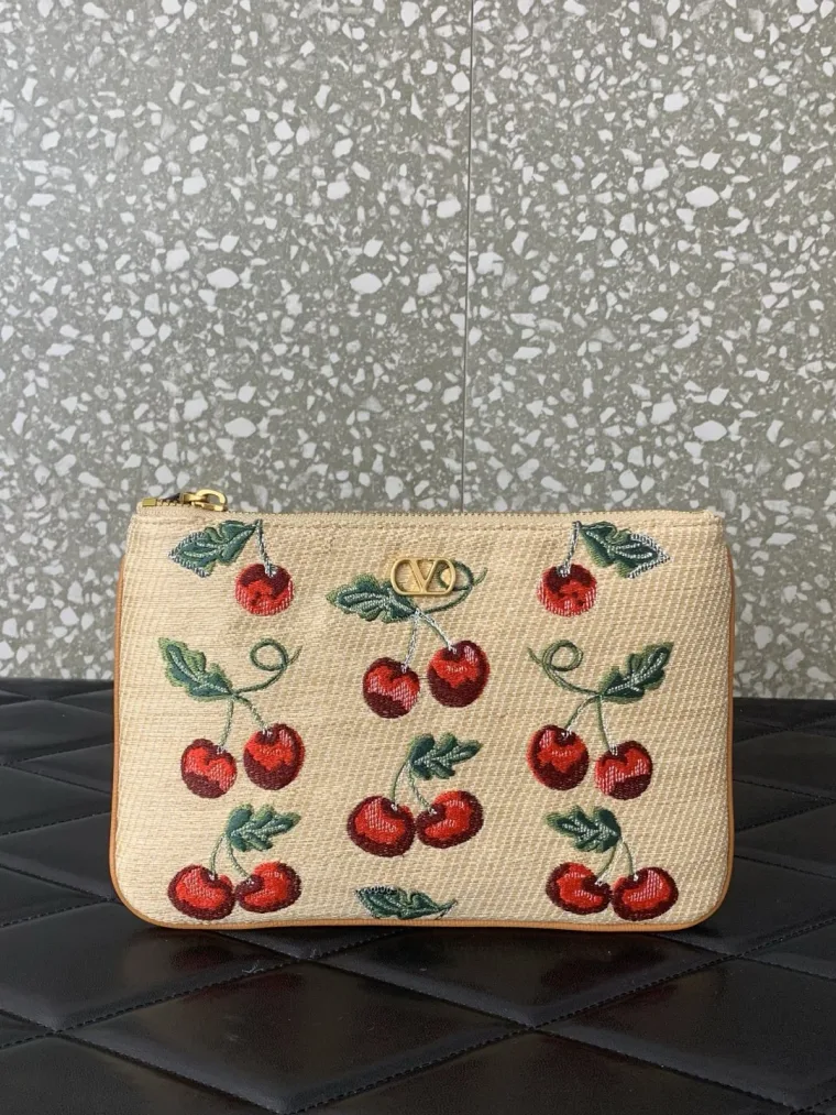 Valentino Бежевый клатч из рафии с вышивкой вишен