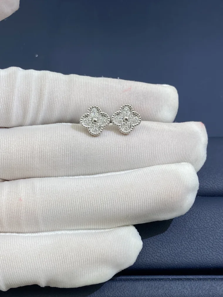 Van Cleef & Arpels Серьги-пусеты с бриллиантами в форме четырехлистника