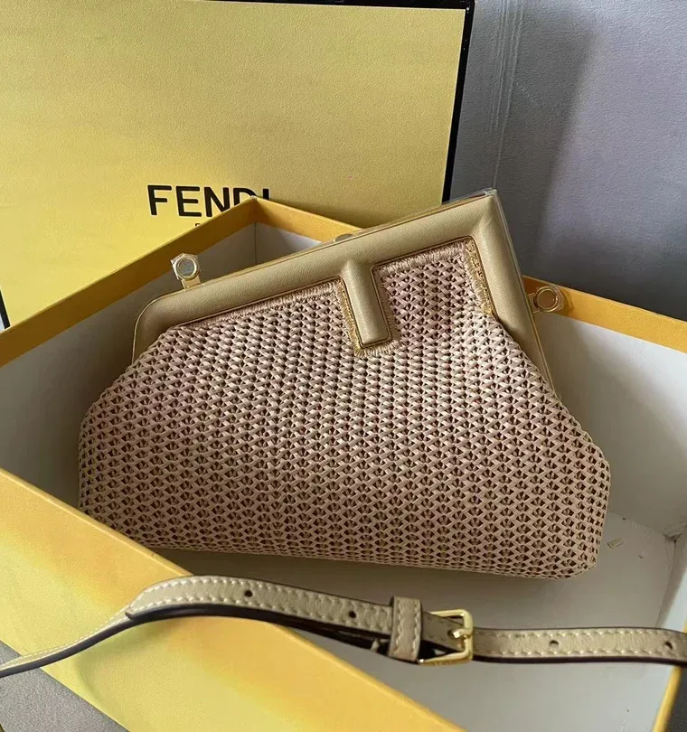 Fendi Бежевый клатч First Small из рафии