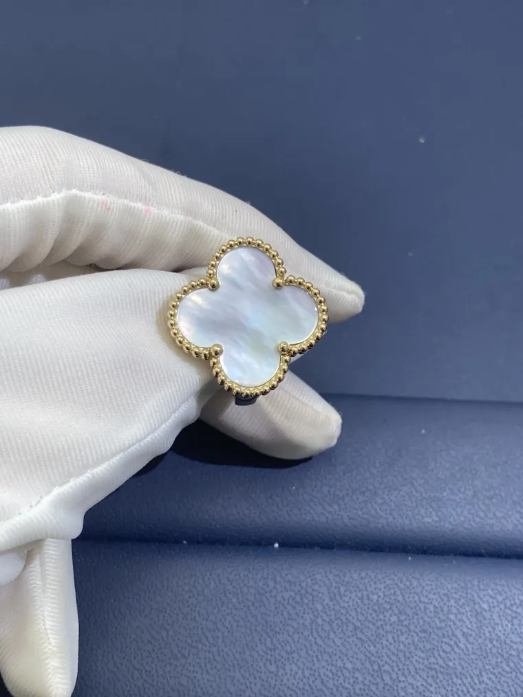 Van Cleef & Arpels Кольцо с белым перламутром в форме четырехлистного клевера