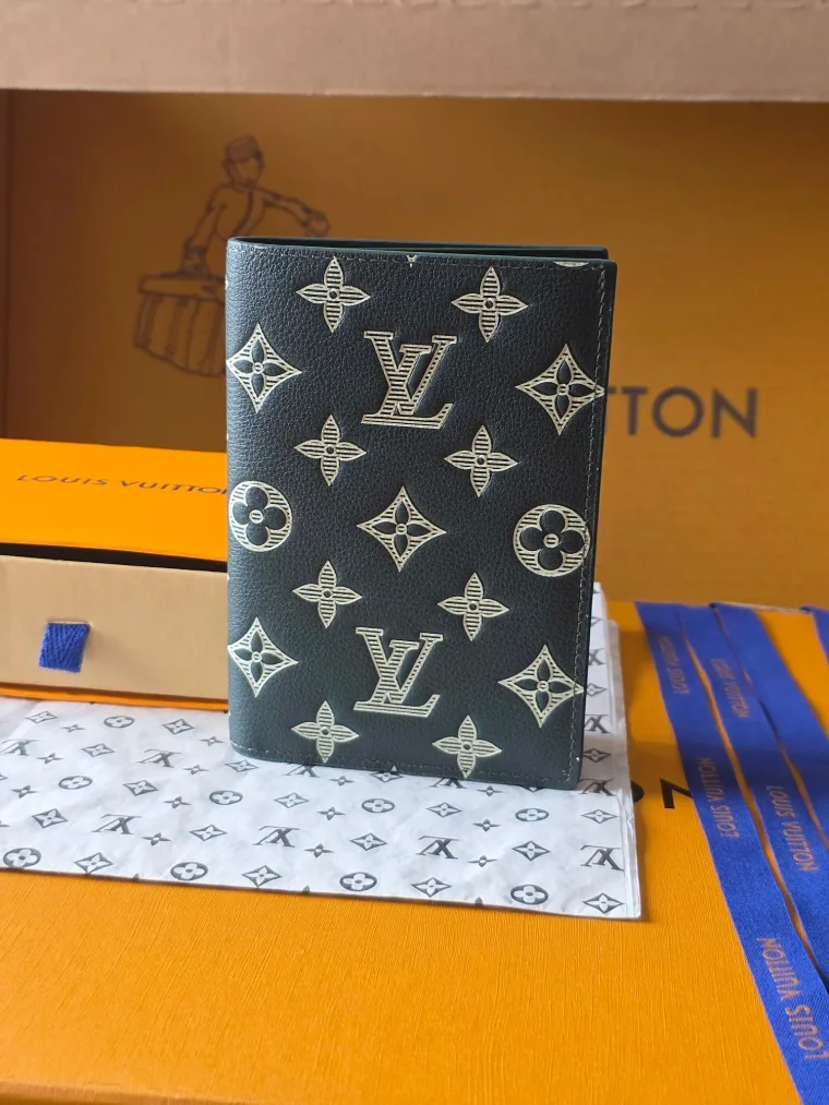 Louis Vuitton Обложка для паспорта