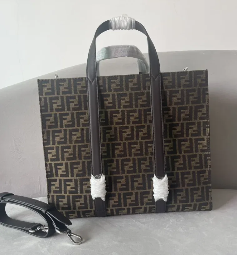 Fendi Коричневая жаккардовая сумка-тоут с узором FF