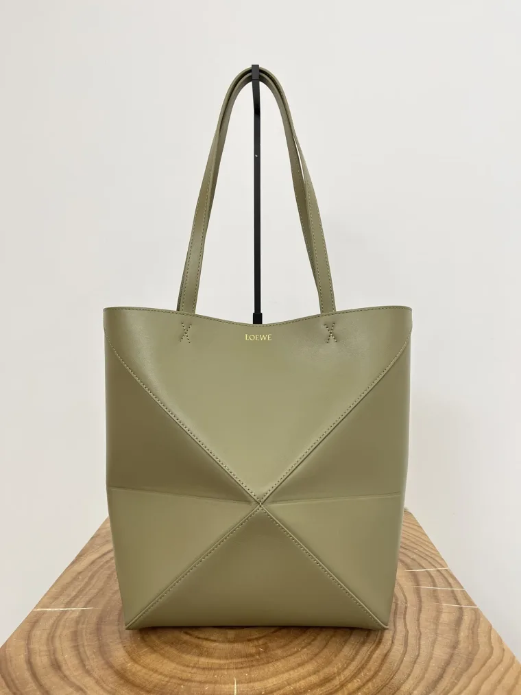 Loewe Зелёная кожаная сумка-тоут Puzzle Fold Medium