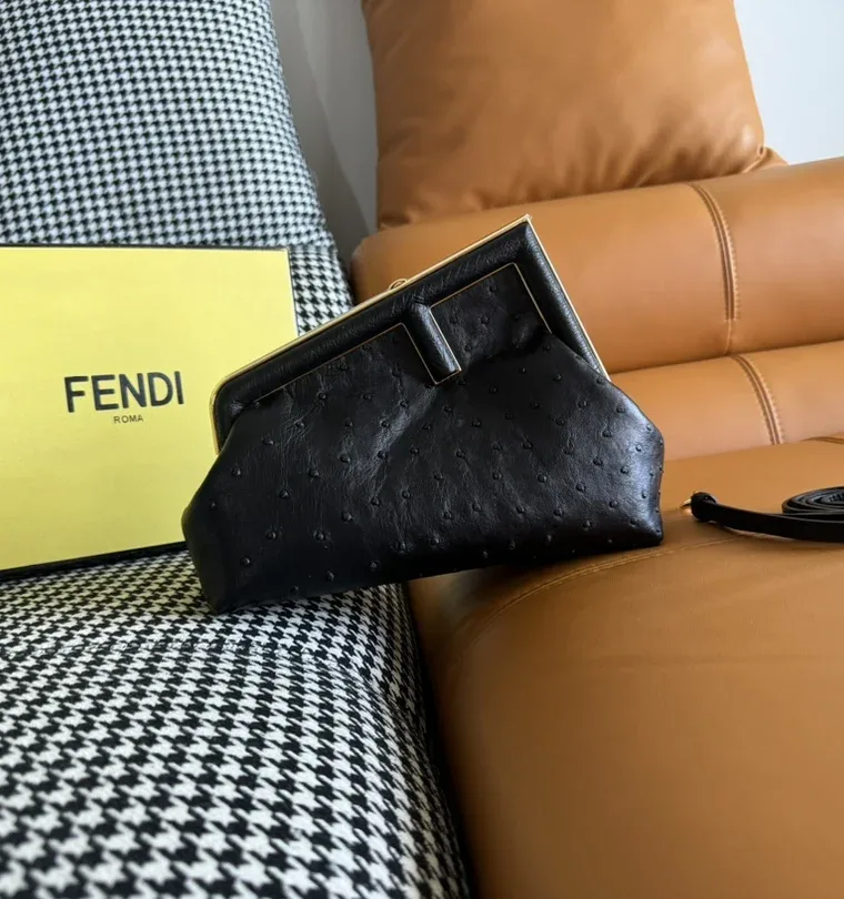 Fendi Чёрный клатч First из кожи страуса