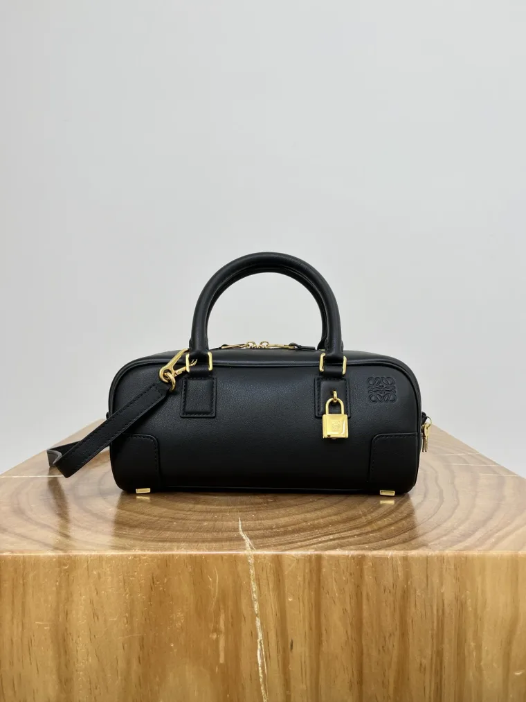 Loewe Чёрная сумка Amazona с золотистым замком