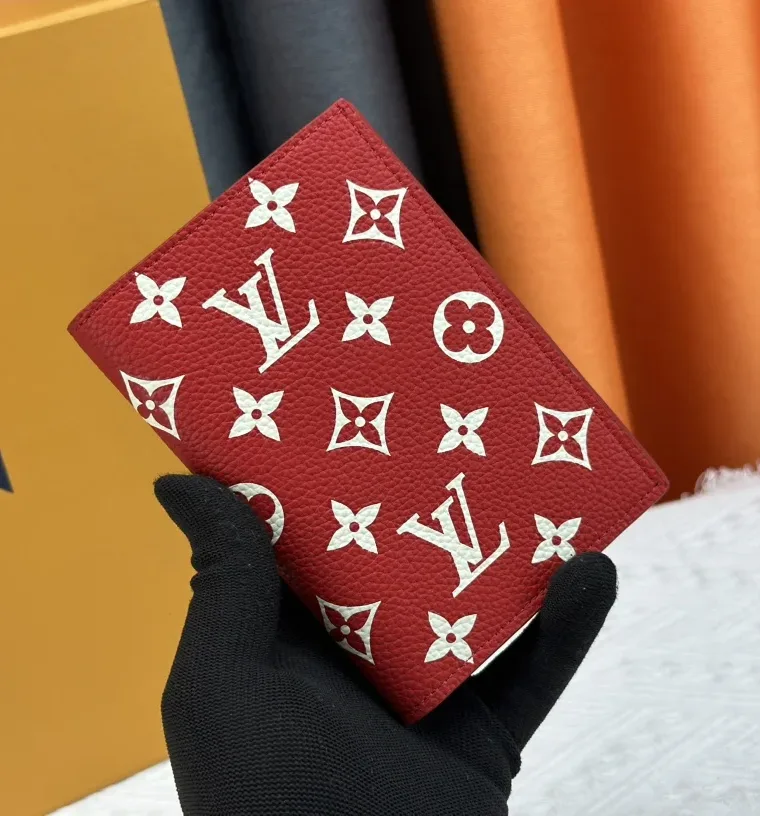 Louis Vuitton Обложка для паспорта