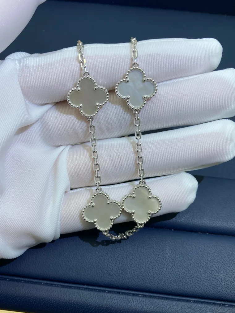 Van Cleef & Arpels Колье с подвесками из белого золота с перламутром