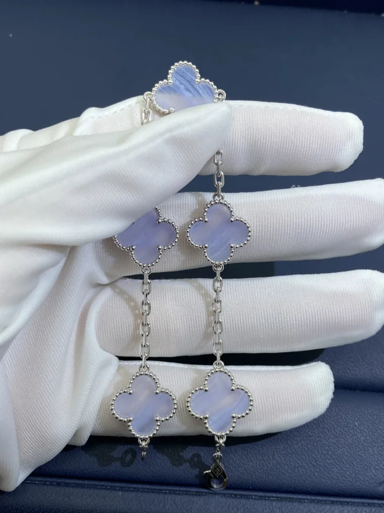 Van Cleef & Arpels Браслет с подвесками-клевером из белого золота и аметиста