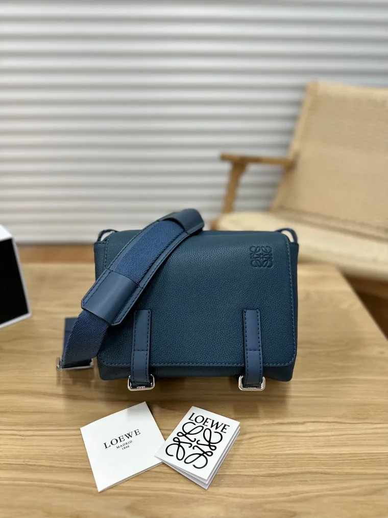 Loewe Синяя сумка-мессенджер Military XS