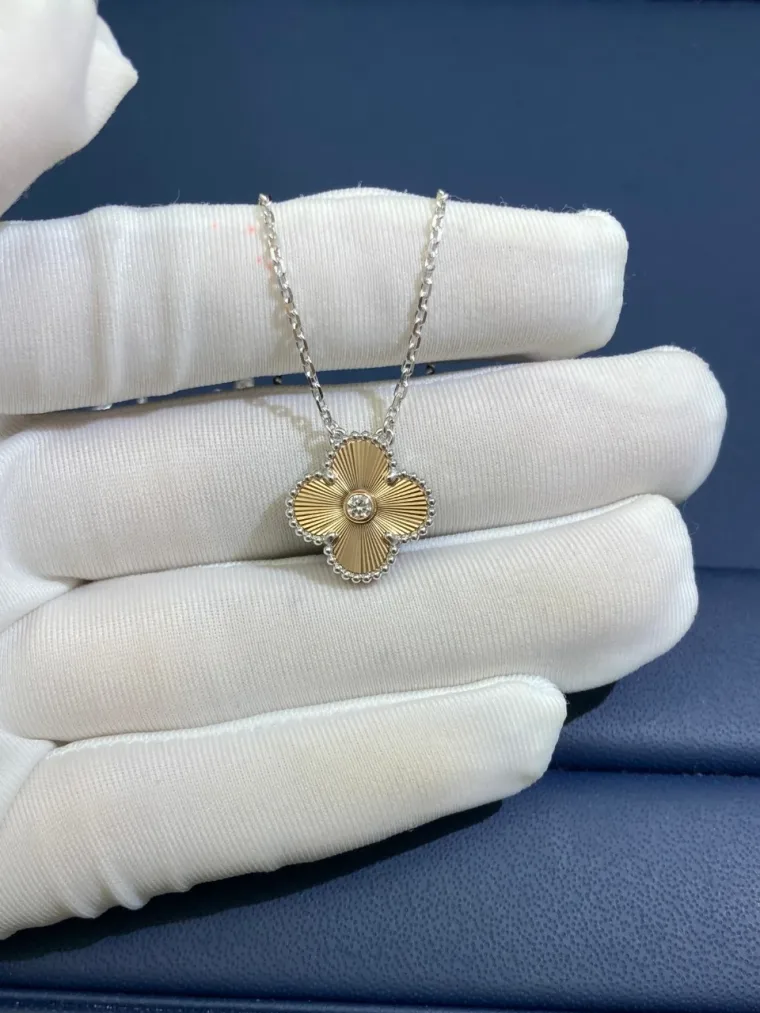 Van Cleef & Arpels Цепочка с подвеской в форме четырехлистника