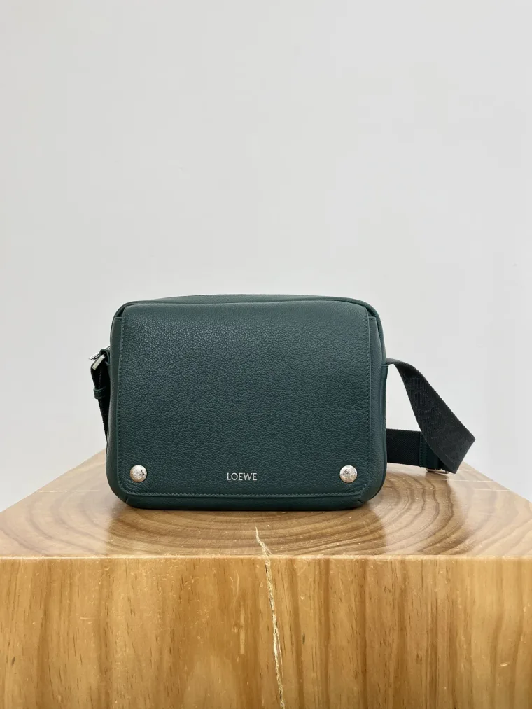 Loewe Зелёная кожаная сумка Pebble через плечо