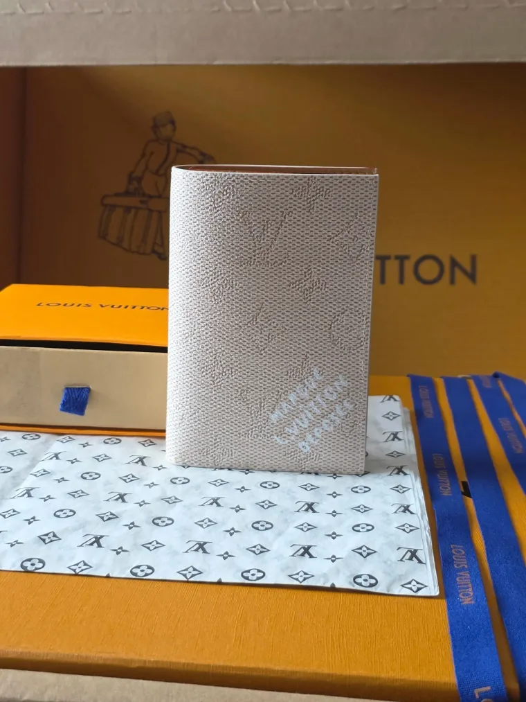 Louis Vuitton Обложка для паспорта