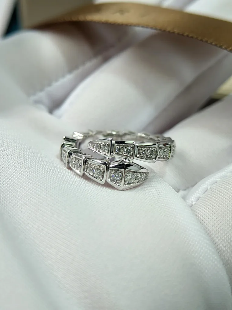 Bvlgari Кольцо-змея с бриллиантами