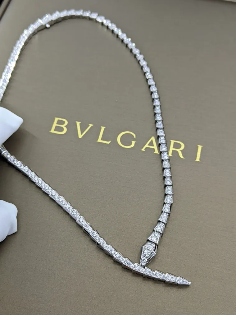 Bvlgari Колье с подвеской-змея из белого золота с бриллиантами