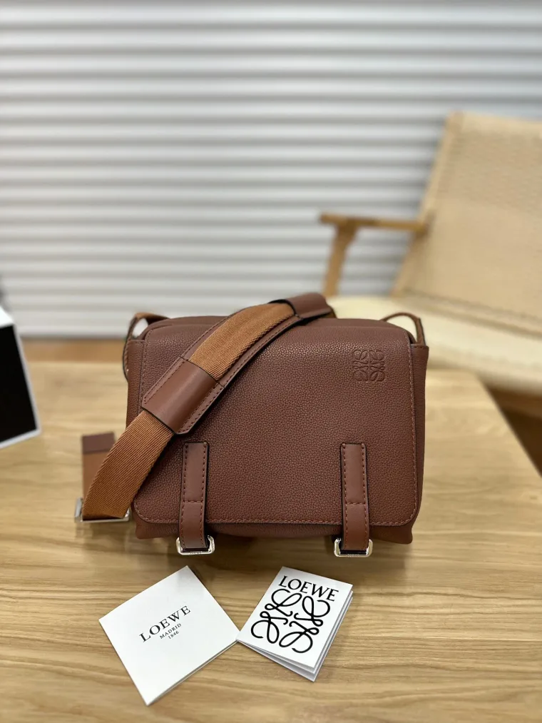 Loewe Коричневая сумка-мессенджер Military XS